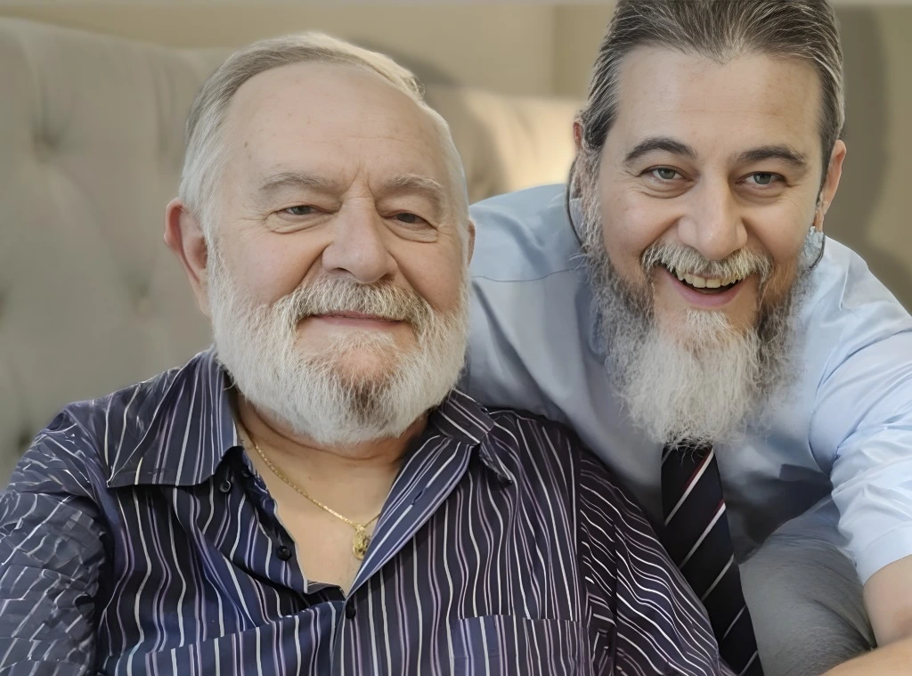 Angelo Risso sorridente insieme a suo padre Renzo, l'ispirazione e la memoria dietro al progetto Pensiero Potente.