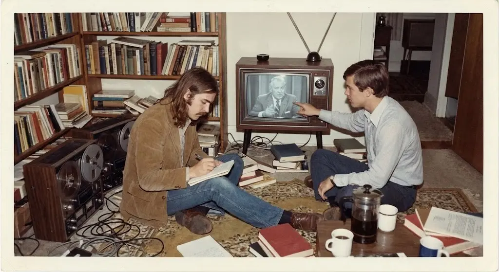 Rappresentazione artistica di Richard Bandler e John Grinder negli anni '70 mentre studiano i nastri dei grandi terapeuti.